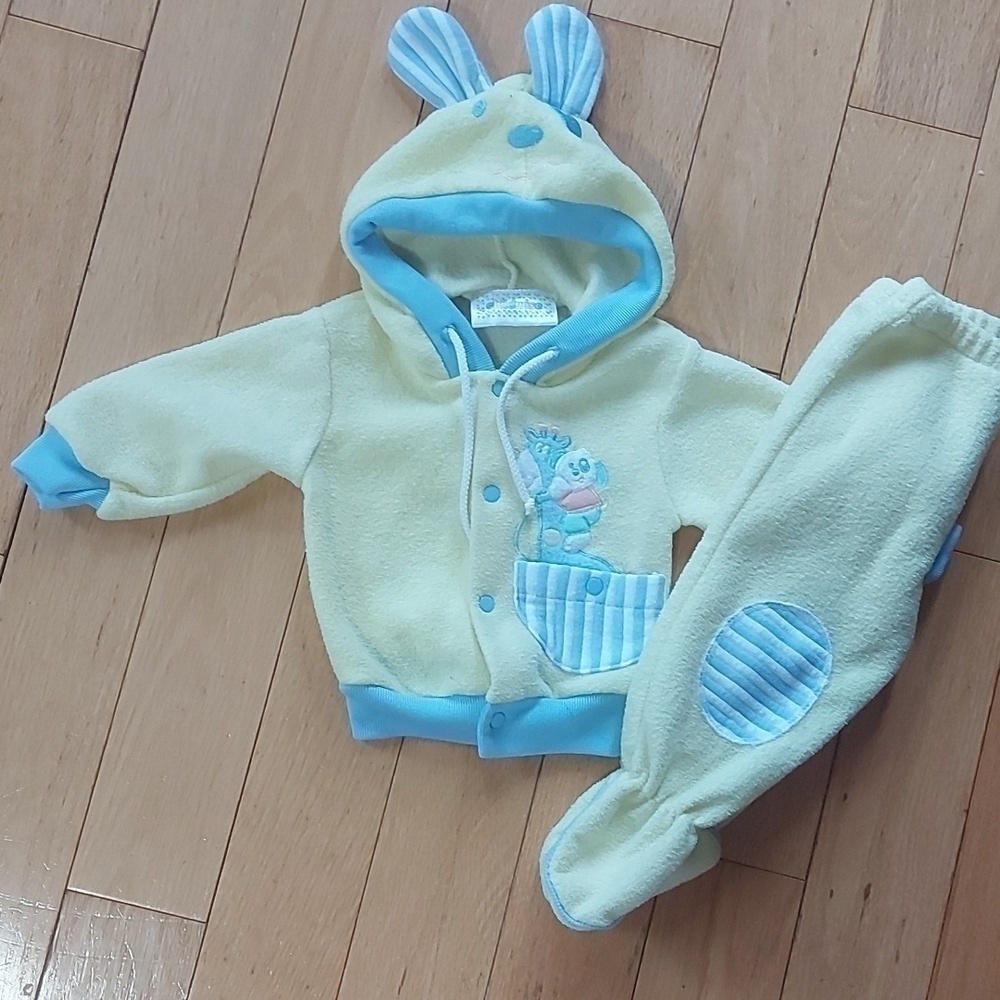 VINTAGE 2 peice outfit. Yellow, footed pants 3-6m